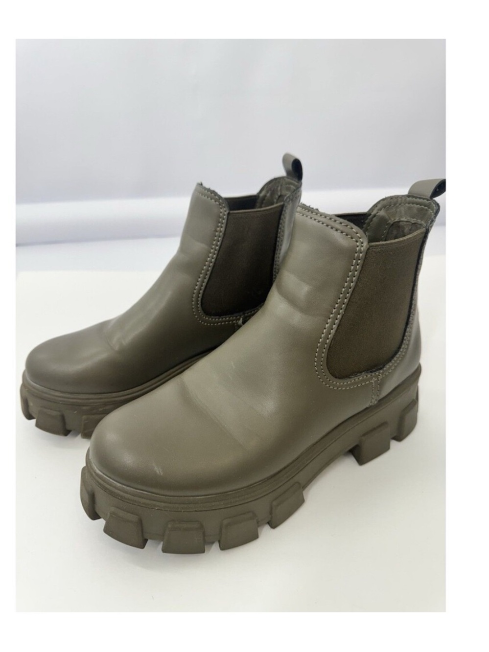 Circus by Sam Edelman Darielle Chelsea Boots Women’s 8.5 Olive Green Lug Sole